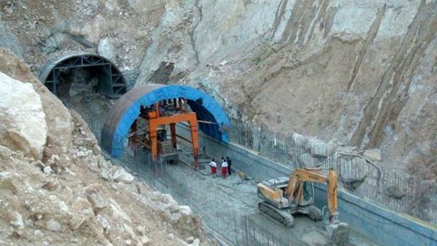 تسهیل عبور و مرور ساکنان بخش منج با احداث تونل چهارطاق تونل