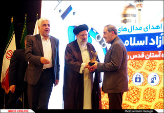 اهدا مدالهای تیم ربوکاپ دانشگاه آزاد اسلامی به موزه آستان قدس رضوی