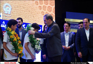 اهدا مدالهای تیم ربوکاپ دانشگاه آزاد اسلامی به موزه آستان قدس رضوی