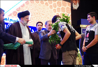 اهدا مدالهای تیم ربوکاپ دانشگاه آزاد اسلامی به موزه آستان قدس رضوی