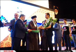 اهدا مدالهای تیم ربوکاپ دانشگاه آزاد اسلامی به موزه آستان قدس رضوی
