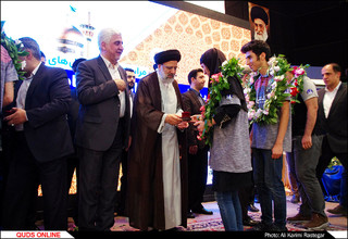 اهدا مدالهای تیم ربوکاپ دانشگاه آزاد اسلامی به موزه آستان قدس رضوی