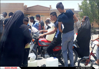 صف های طولانی تهیه آب شرب در خرمشهر