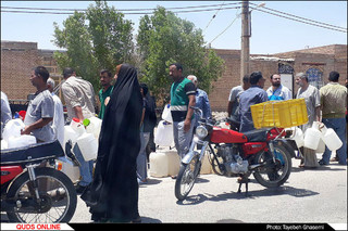 صف های طولانی تهیه آب شرب در خرمشهر
