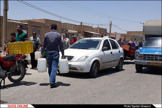صف های طولانی تهیه آب شرب در خرمشهر