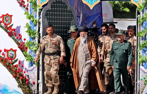 حضور رهبر انقلاب در مراسم دانشآموختگی دانشجویان دانشگاه امام حسین (ع)
رهبری