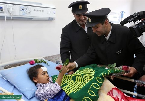 فیلم|عیادت خدام آستان قدس رضوی از زائران حادثه دیده عراقی در سبزوار زائران عراقی