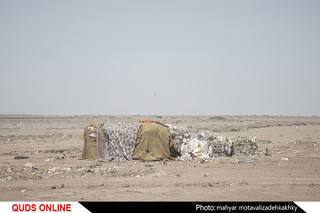 "مردان غرق شده در زباله برای ادامه زندگی "