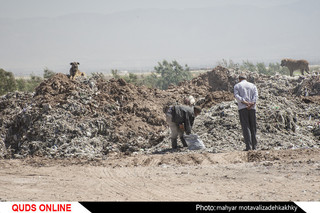 "مردان غرق شده در زباله برای ادامه زندگی "
