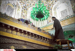 تعویض گل ضریح مطهر امام رضا علیه السلام/گزارش تصویری