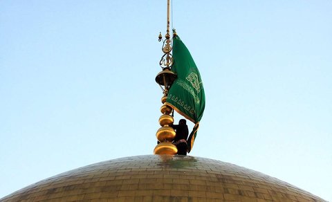 فیلم| مراسم تعویض پرچم گنبد حرم مطهر رضوی تعویض