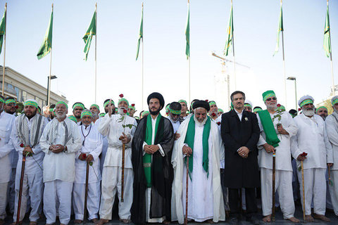 کاروان زیارتی بسیجیان بیتالرضا(ع) یزد به حرم مطهر رضوی مشرف شد زائران پیاده یزد