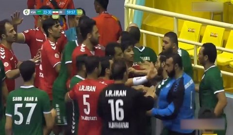 درگیری بازیکنان ایران و عربستان در مسابقه هندبال عربستان