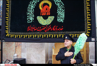آیین تعویض پرچم گنبد منور حضرت رضا(ع)