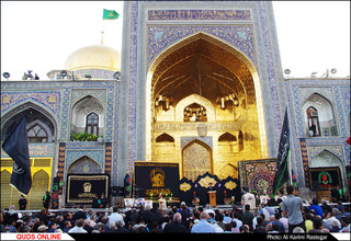 آیین تعویض پرچم گنبد منور حضرت رضا(ع)