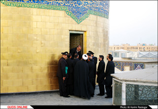 آیین تعویض پرچم گنبد منور حضرت رضا(ع)