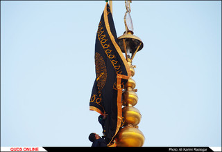 آیین تعویض پرچم گنبد منور حضرت رضا(ع)