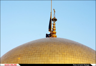 آیین تعویض پرچم گنبد منور حضرت رضا(ع)
