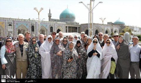تشرف ۱۱۰۰ زائر اهل تسنن خارجی به حرم مطهر رضوی زائران غیر ایرانی