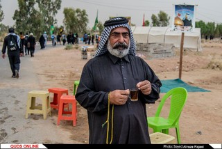 ابو علی از اهالی بصره خطاب به دشمنان اسلام و اهل بیت(ع) می گوید: درست است که دشمنان در طول تاریخ همه تلاش خود را کردند تا مانع از رفتن مردم به زیارت امام حسین(ع) شوند اما نتوانستند و هیچ گاه نخواهند توانست این نور را خاموش کنند هیچگاه به هدف خود که همانا دوری مردم از اهل بیت است دست نمییابند و هیچ چیز این مردم را از زیارت عتبات عالیات باز نمیدارد.من همه ساله از قدیم به شوق زیارت مرقد اربابم امام حسین(ع) و قمر بنی هاشم با پای پیاده راهی زیارت می شوم.