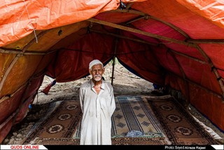 حسین کاظم از اهالی کفل می گوید : در زمان حزب پلید بعث من و خانواده ام به صورت مخفیانه به زوار اسکان و خدمات می دادیم و براساس توان و بضاعت مان هر چه در توان داشتیم در راه زوار امام حسین (ع) خرج می کردیم.چرا که خیر و برکت زندگی مان از همین نوکری بود.روزی سه زائر در خانه بودند که حزبی ها برای بازرسی وارد خانه شدند و من زوار را به درون چاه فرستادم و از برکت لطف مولا ماموران متوجه آنها نشدند و به سلامت راهی زیارت شدند.
