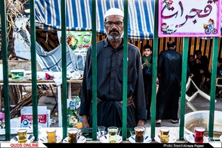 عباس از اهالی نجف در رابطه با انتفاضه اربعین می گوید : در اربعین آن سال به همراه شیعیان نجف و پس از تظاهرات گسترده، مسیر نجف تا کربلا را پیاده طی کردیم .نظام بعثی که از وحدت و تجمع مردم، به شدت در هراس افتاده بود با تمام نیروهای نظامی و امنیتی خود به مقابله با آن برخاست. سرانجام پس از زیارت و حضور در حرم مولایم حسین (ع) در مسیر برگشت دستگیر شدم و چند ماه را در زندان زیر شکنجه های ایادی بعثی بودم که مزه شیرین زیارت تحمل این شکنجه ها را برایم آسان می نمود.