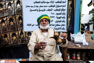 سید علی از خانواده آل سید سلمان در رابطه با شرایط و خوف و ترس زیارت در دوران حزب بعث می گوید : حرکت برای زیارت در مسیرهای اصلی ممنوع بود و تنها راه حرکت ، عبور مخفیانه از میان باغ ها و بستان ها بود . ما برای کمک به زائرین مسیر حرکت را به کمک سنگ و چوب و علایم دیگر مشخص می کردیم و در سر راه زائران آذوقه و مایحتاجشان را قرار می دادیم تا بدین شکل خدمتی به زوار آقا اباعبدالله کرده باشیم . چه عنایت هایی خود آقا امام حسین (ع) به زائرانشان داشتند و چه خونها در این راه ریخته شد تا چراغ این مسیر روشن بماند.
