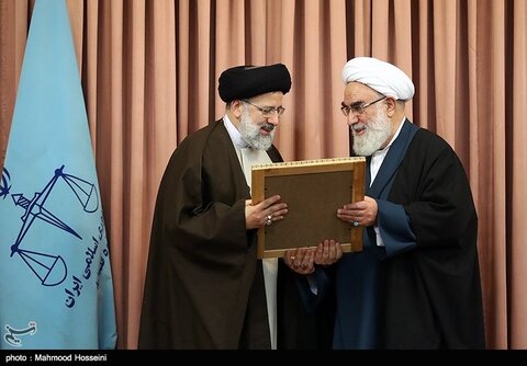لحظهی دریافت حکم حجت الاسلام رئیسی از نماینده رهبر انقلاب مراسم
