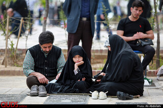 مراسم سنتی چراغ برات در بهشت رضا(ع)