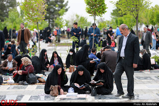 مراسم سنتی چراغ برات در بهشت رضا(ع)