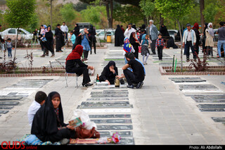 مراسم سنتی چراغ برات در بهشت رضا(ع)