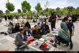 مراسم سنتی چراغ برات در بهشت رضا(ع)