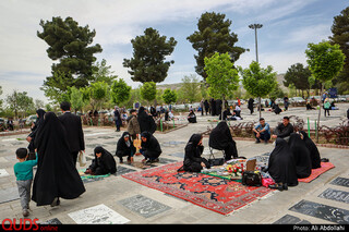 مراسم سنتی چراغ برات در بهشت رضا(ع)
