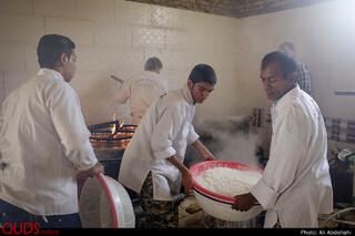 طبخ سه وعده غذا توسط موکب میقات الرضا علیه السلام برای سیل زدگان روستای چاله زرد سرخس، با پشتیبانی آستان قدس رضوی