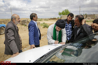 حاج آقای صفدری، روحانی روستا چاله زرد، با همکاری خیرین از ابتدای وقوع سیل اقدام به کمک رسانی به سیل زدگان هستند.