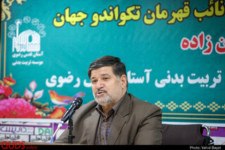 اهدای مدال "مهلا مومن زاده" نایب قهرمان مسابقات جهانی تکونداو منچستر به خانواده شهید قیاسیان
