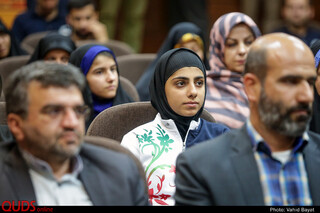 اهدای مدال "مهلا مومن زاده" نایب قهرمان مسابقات جهانی تکونداو منچستر به خانواده شهید قیاسیان