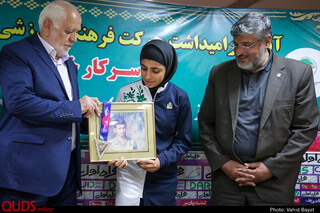 طی این مراسم، مهلا مومن زاده مدال خود را به یاد دایی شهیدش، به پدربزرگ خود تقدیم و ایشان هم این مدال را به موزه ورزش موسسه تربیت بدنی آستان قدس رضوی اهدا کردند.