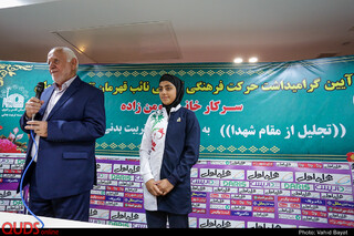 اهدای مدال "مهلا مومن زاده" نایب قهرمان مسابقات جهانی تکونداو منچستر به خانواده شهید قیاسیان