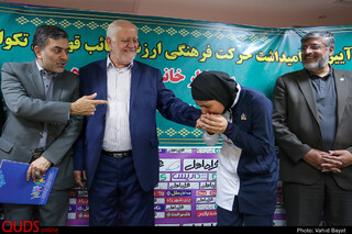 طی این مراسم، مهلا مومن زاده مدال خود را به یاد دایی شهیدش، به پدربزرگ خود تقدیم و ایشان هم این مدال را به موزه ورزش موسسه تربیت بدنی آستان قدس رضوی اهدا کردند.
