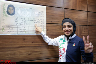 اهدای مدال "مهلا مومن زاده" نایب قهرمان مسابقات جهانی تکونداو منچستر به خانواده شهید قیاسیان