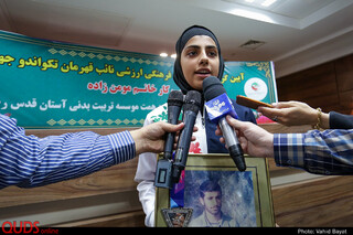اهدای مدال "مهلا مومن زاده" نایب قهرمان مسابقات جهانی تکونداو منچستر به خانواده شهید قیاسیان
