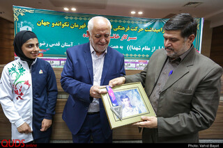 طی این مراسم، مهلا مومن زاده مدال خود را به یاد دایی شهیدش، به پدربزرگ خود تقدیم و ایشان هم این مدال را به موزه ورزش موسسه تربیت بدنی آستان قدس رضوی اهدا کردند.