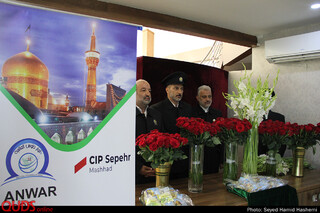 استقبال خادمان حرم مطهررضوی از زائران امام رضاعلیه السلام درفرودگاه مشهد