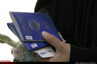 استقبال خادمان حرم مطهررضوی از زائران امام رضاعلیه السلام درفرودگاه مشهد