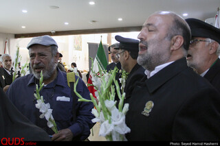استقبال خادمان حرم مطهررضوی از زائران امام رضاعلیه السلام درفرودگاه مشهد