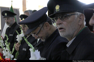 استقبال خادمان حرم مطهررضوی از زائران امام رضاعلیه السلام درفرودگاه مشهد