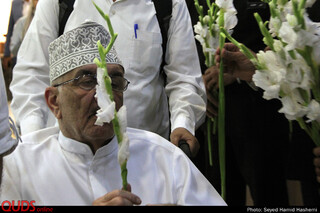 استقبال خادمان حرم مطهررضوی از زائران امام رضاعلیه السلام درفرودگاه مشهد