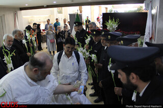 استقبال خادمان حرم مطهررضوی از زائران امام رضاعلیه السلام درفرودگاه مشهد