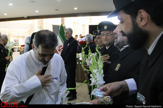 استقبال خادمان حرم مطهررضوی از زائران امام رضاعلیه السلام درفرودگاه مشهد
